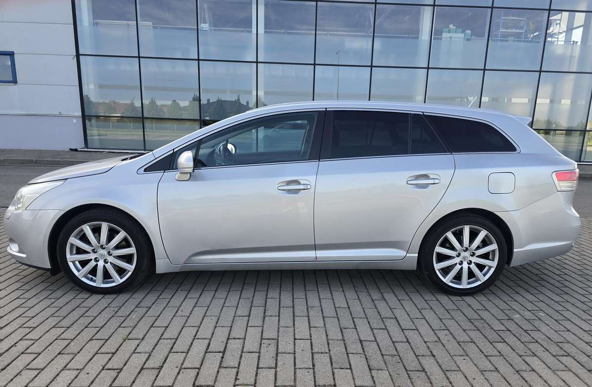 Toyota Avensis 2009 — rear view