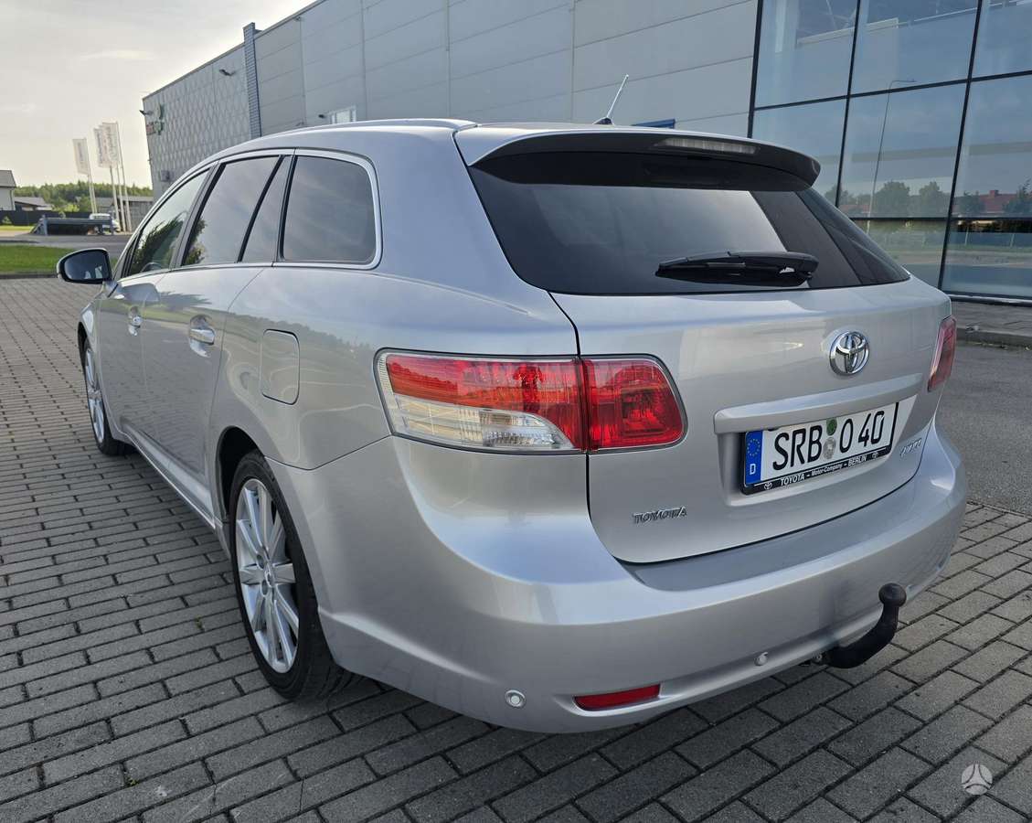 Toyota Avensis 2009 — interior