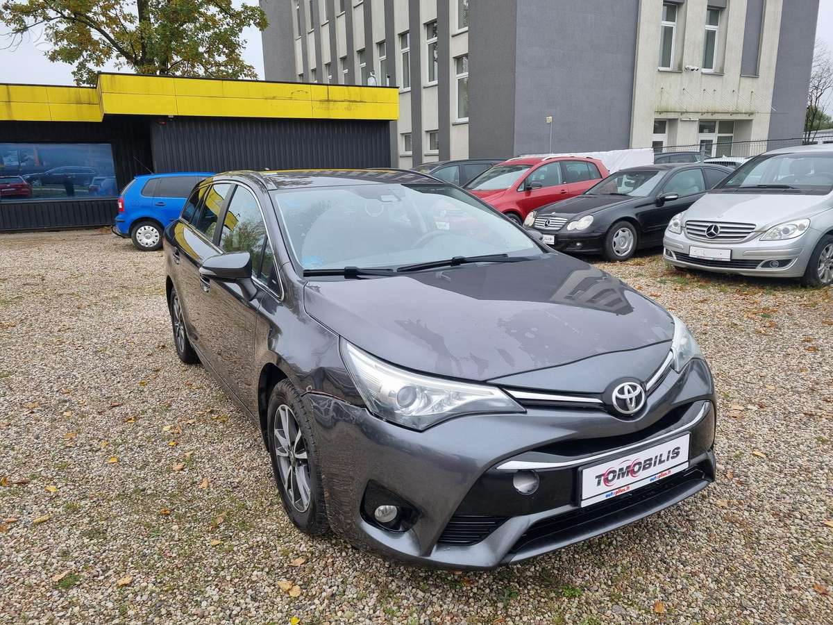 Toyota Avensis 2015 — rear view