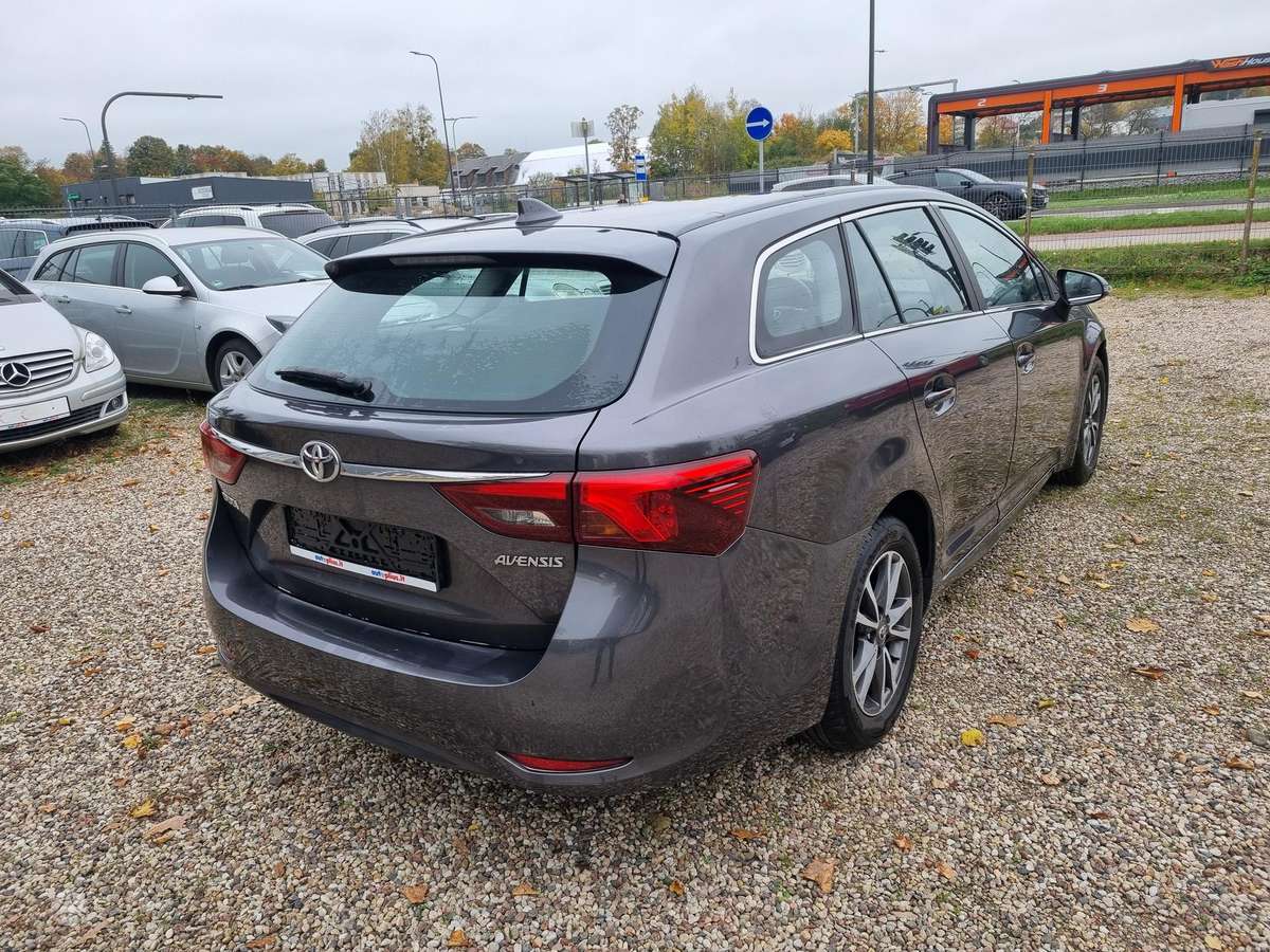 Toyota Avensis 2015 — engine 1600 cm³, 111 HP (82kW)