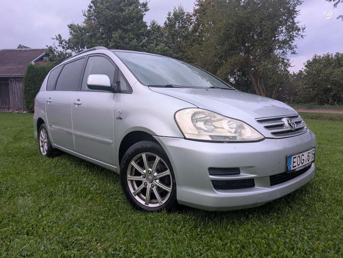 Toyota Avensis 2005 — вигляд ззаду