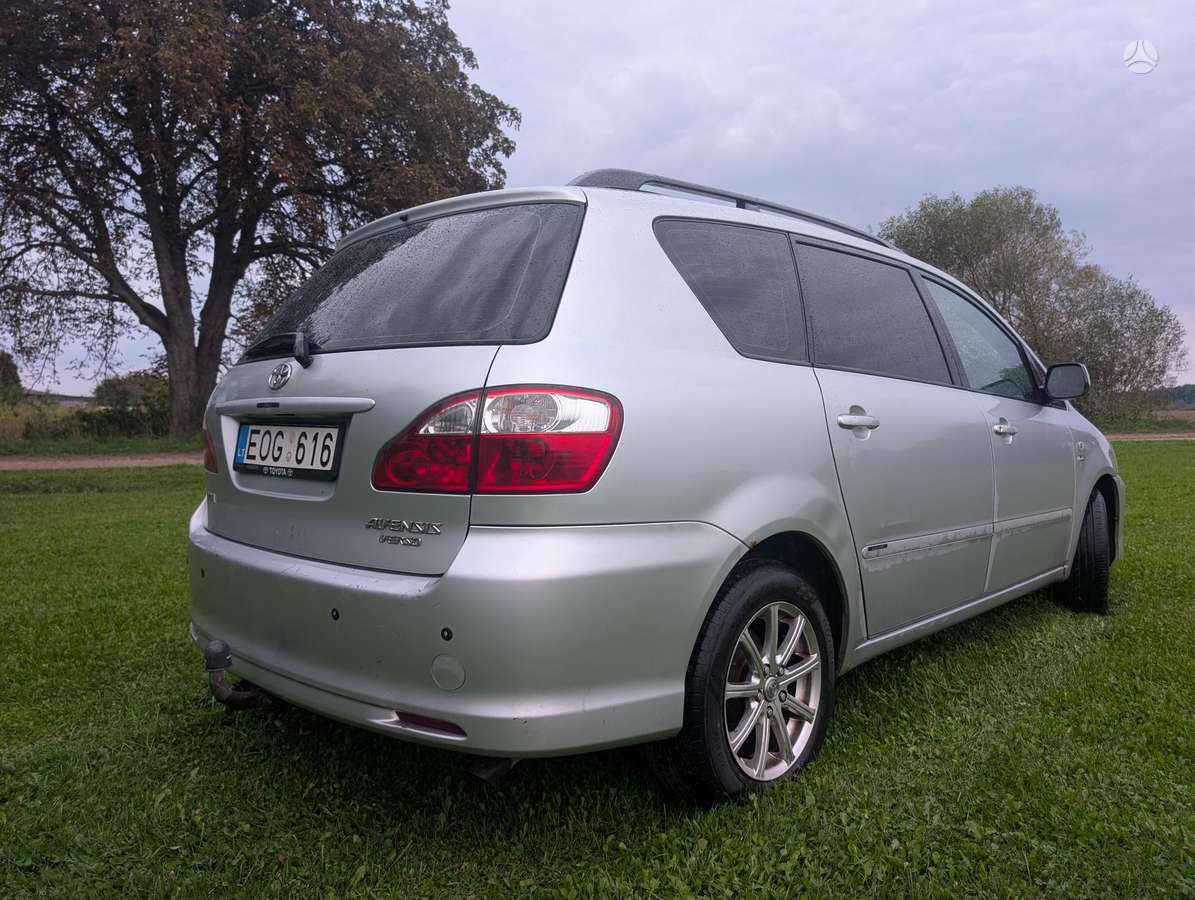 Toyota Avensis 2005 — салон