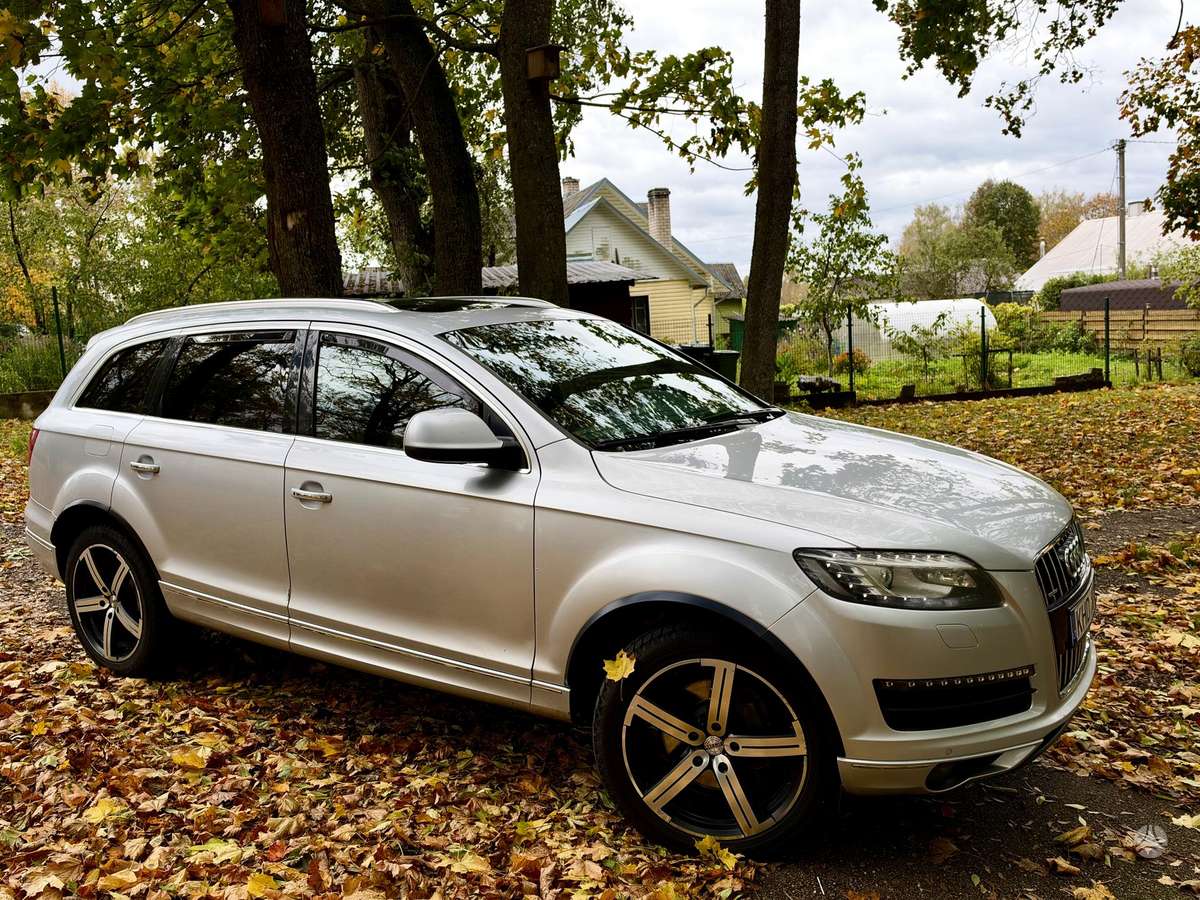 Audi Q7 2010 — rear view