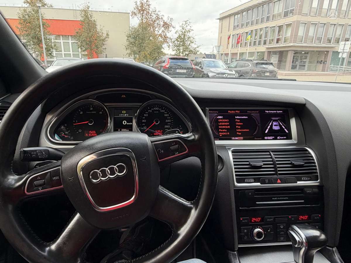 Audi Q7 2010 — photo 9