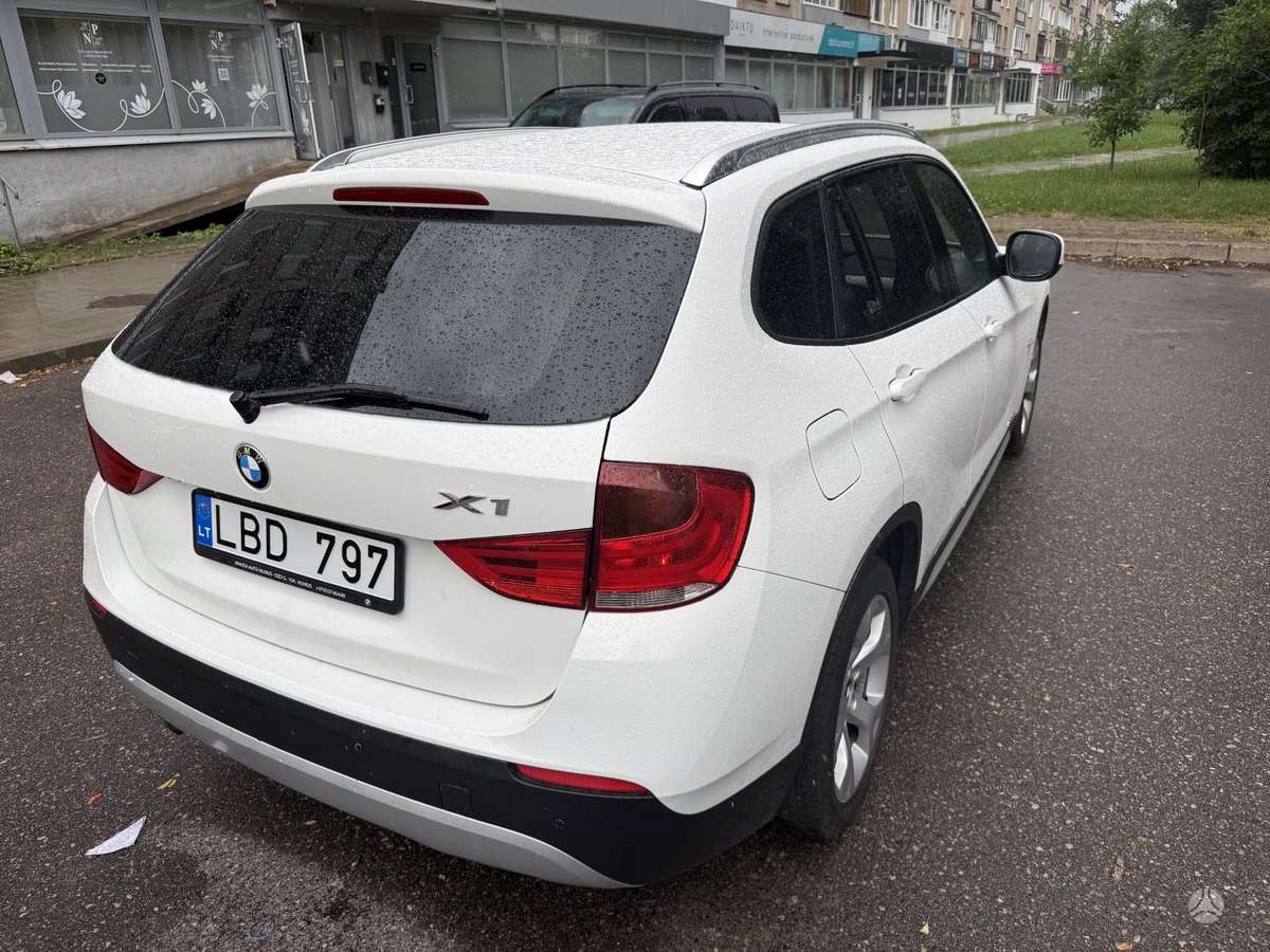 BMW X1 2011 — салон