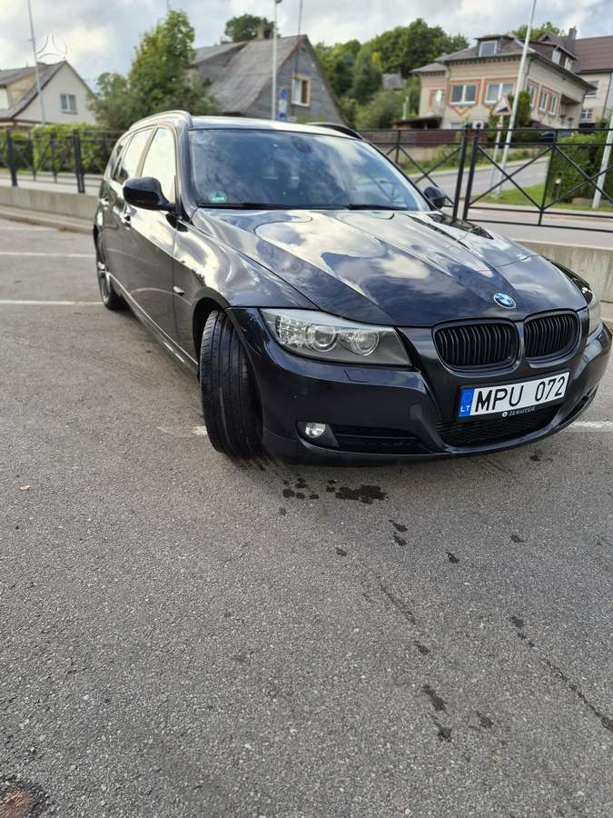 BMW 320 2010 — rear view