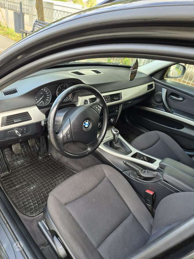 BMW 320 2010 — photo 8