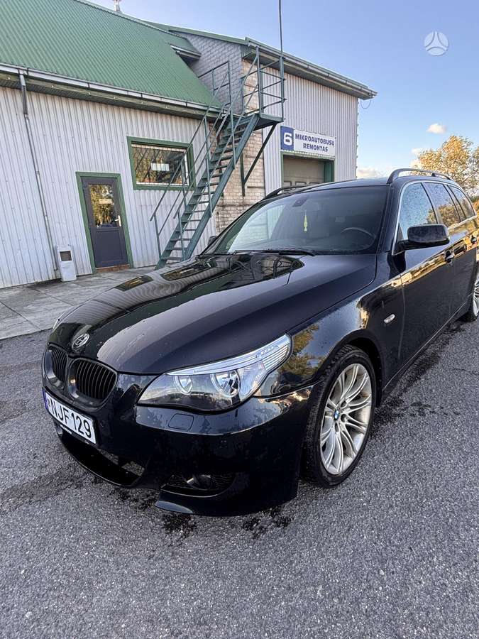 BMW 525 2004 — rear view