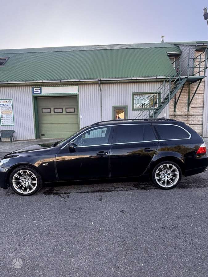 BMW 525 2004 — interior
