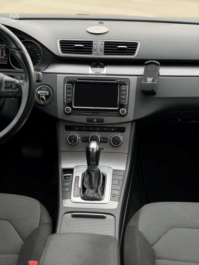 Volkswagen Passat 2013 — photo 16