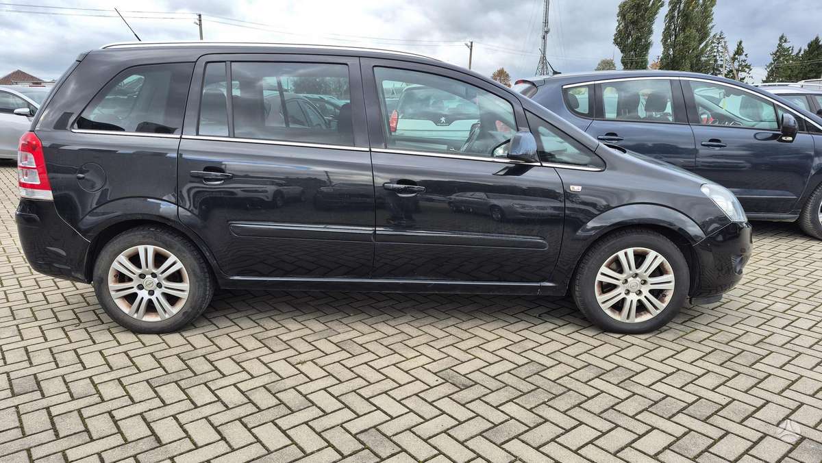 Opel Zafira 2011 — вигляд ззаду