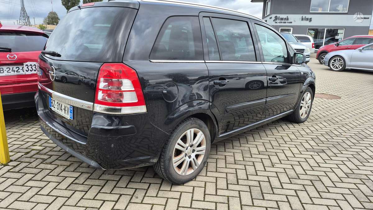 Opel Zafira 2011 — салон