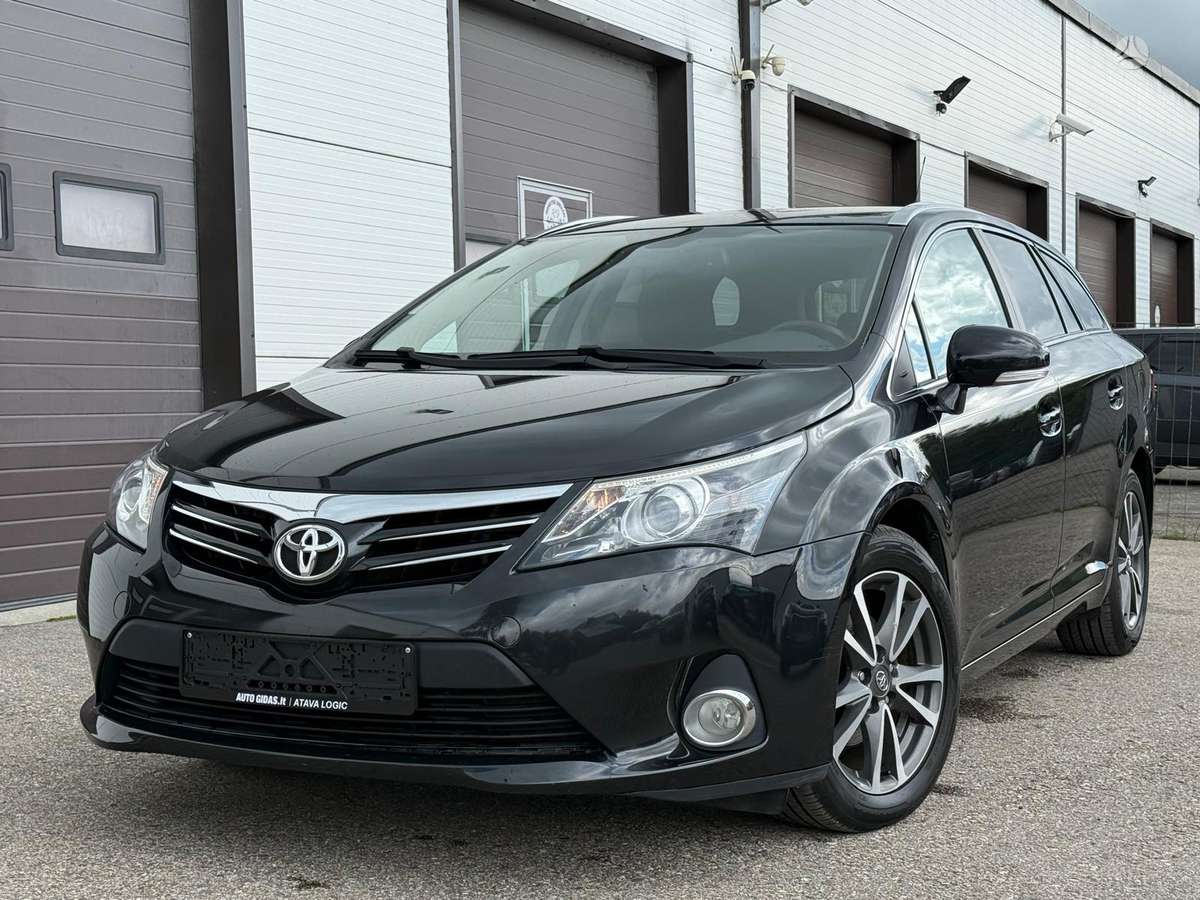 Toyota Avensis 2012 — вигляд ззаду