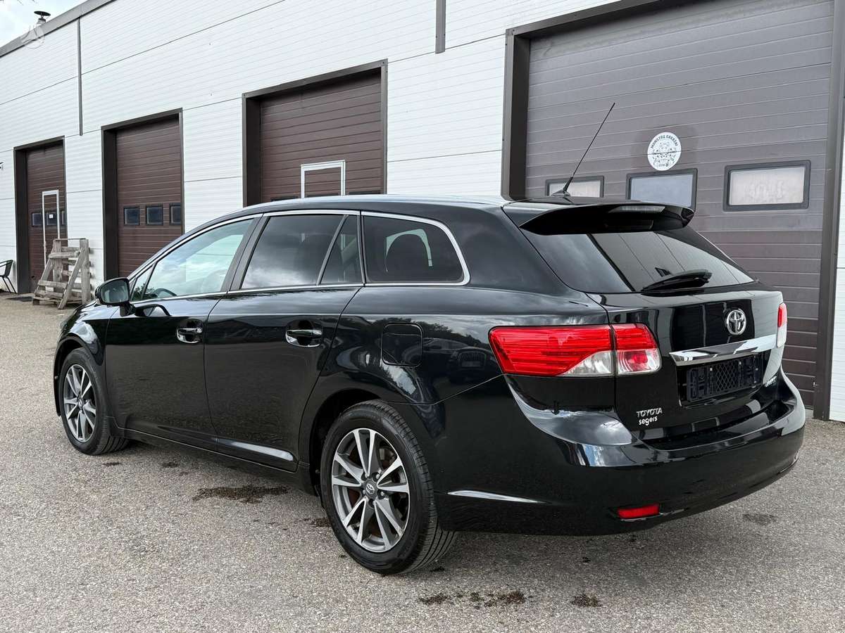 Toyota Avensis 2012 — салон