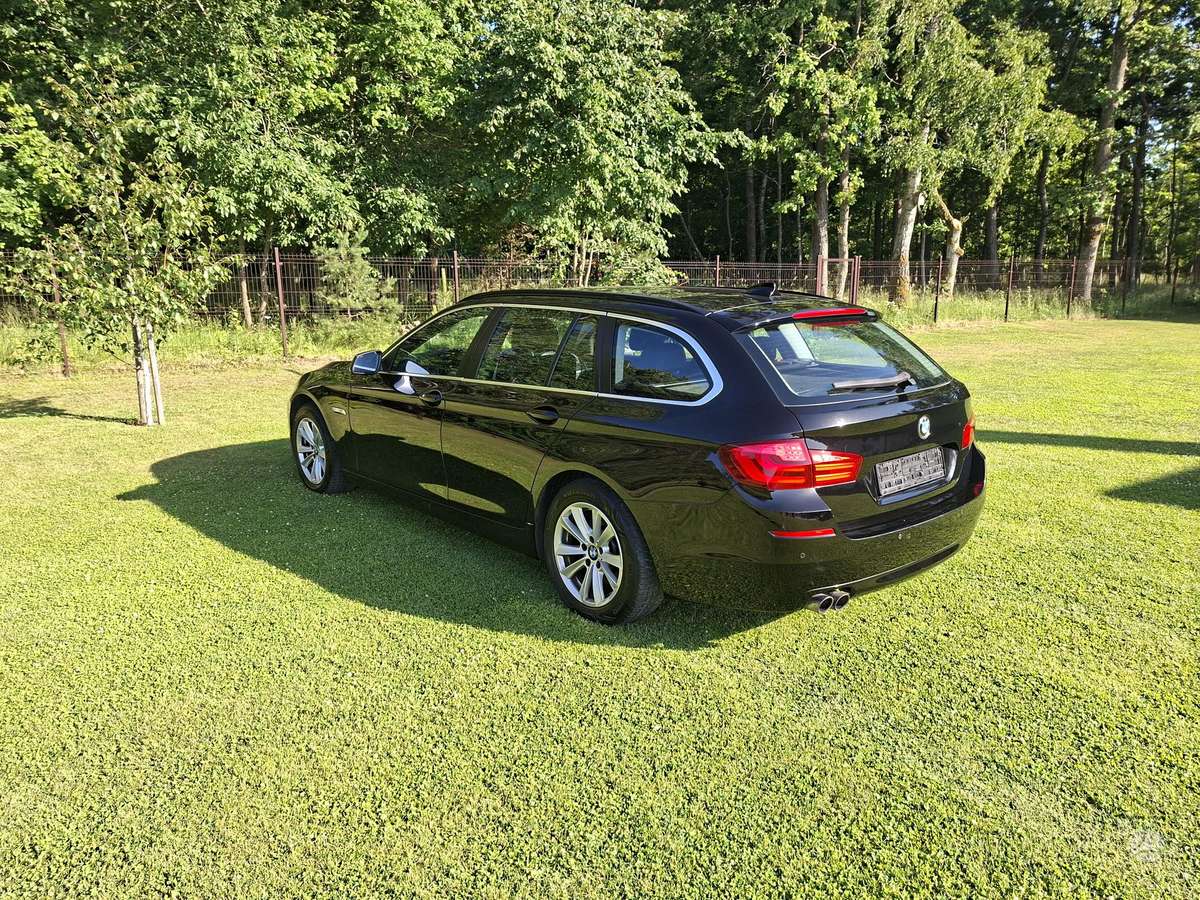 BMW 520 2011 — салон