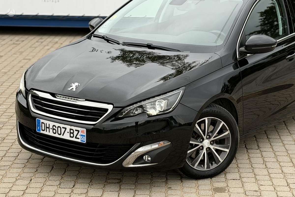 Peugeot 308 2014 — вигляд ззаду