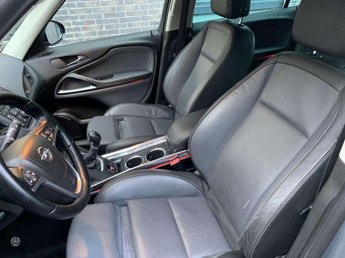 Opel Zafira 2012 — photo 16