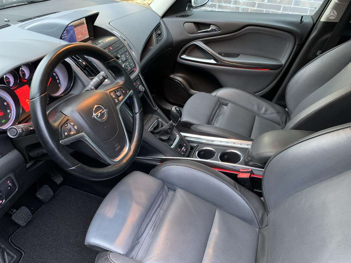Opel Zafira 2012 — photo 18