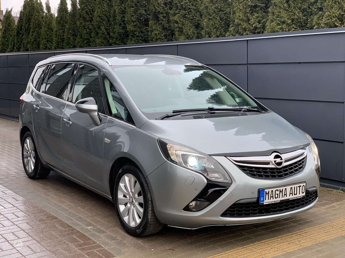 Opel Zafira 2012 — rear view