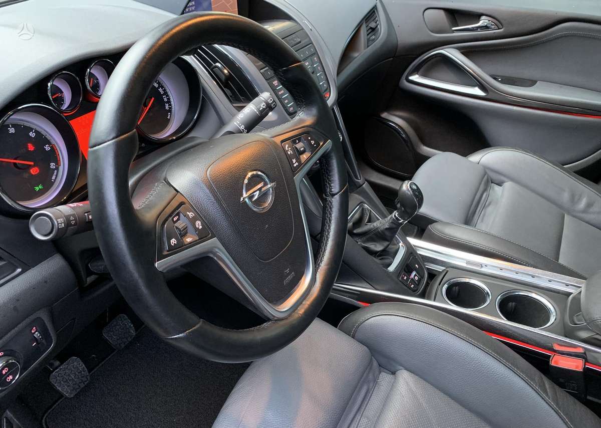 Opel Zafira 2012 — photo 21