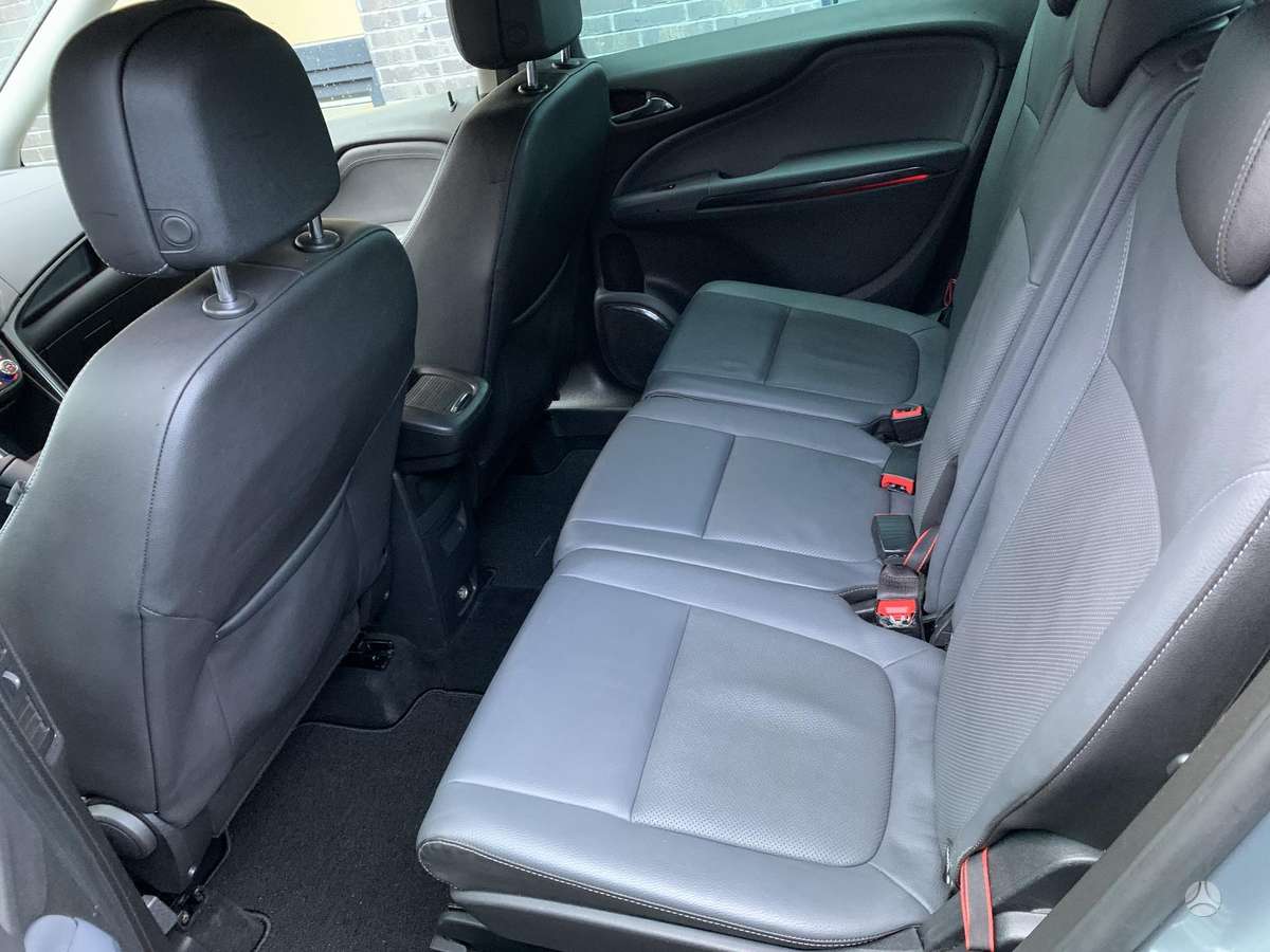 Opel Zafira 2012 — photo 24