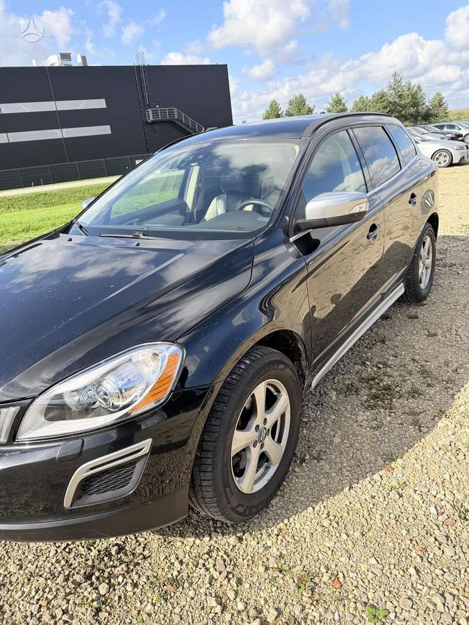 Volvo XC60 2010 — салон