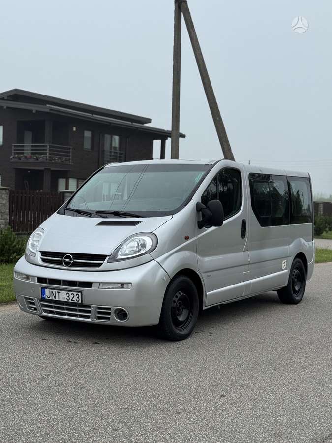 Opel Vivaro 2005 — вигляд ззаду