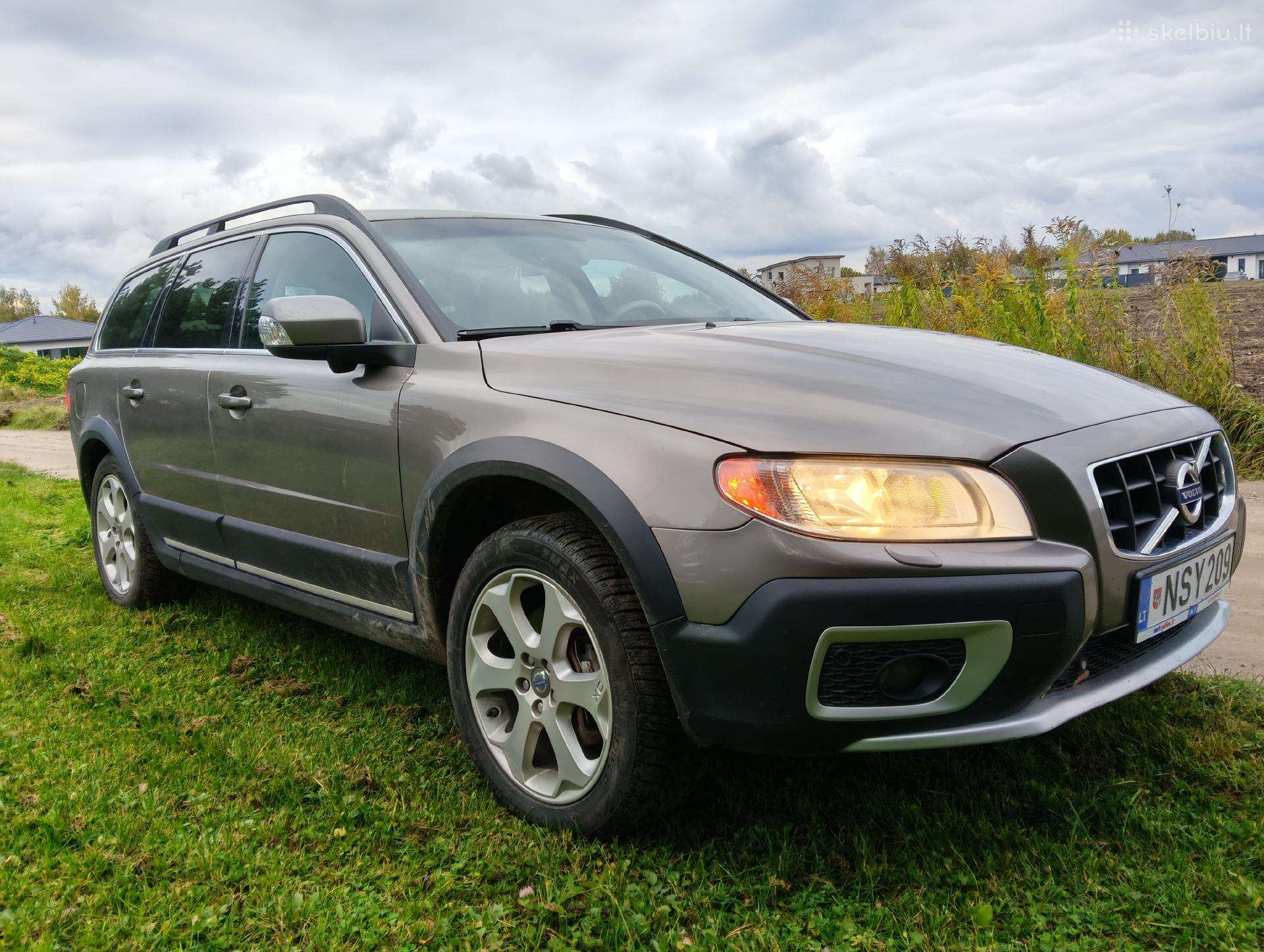 Volvo XC70 2011 — rear view