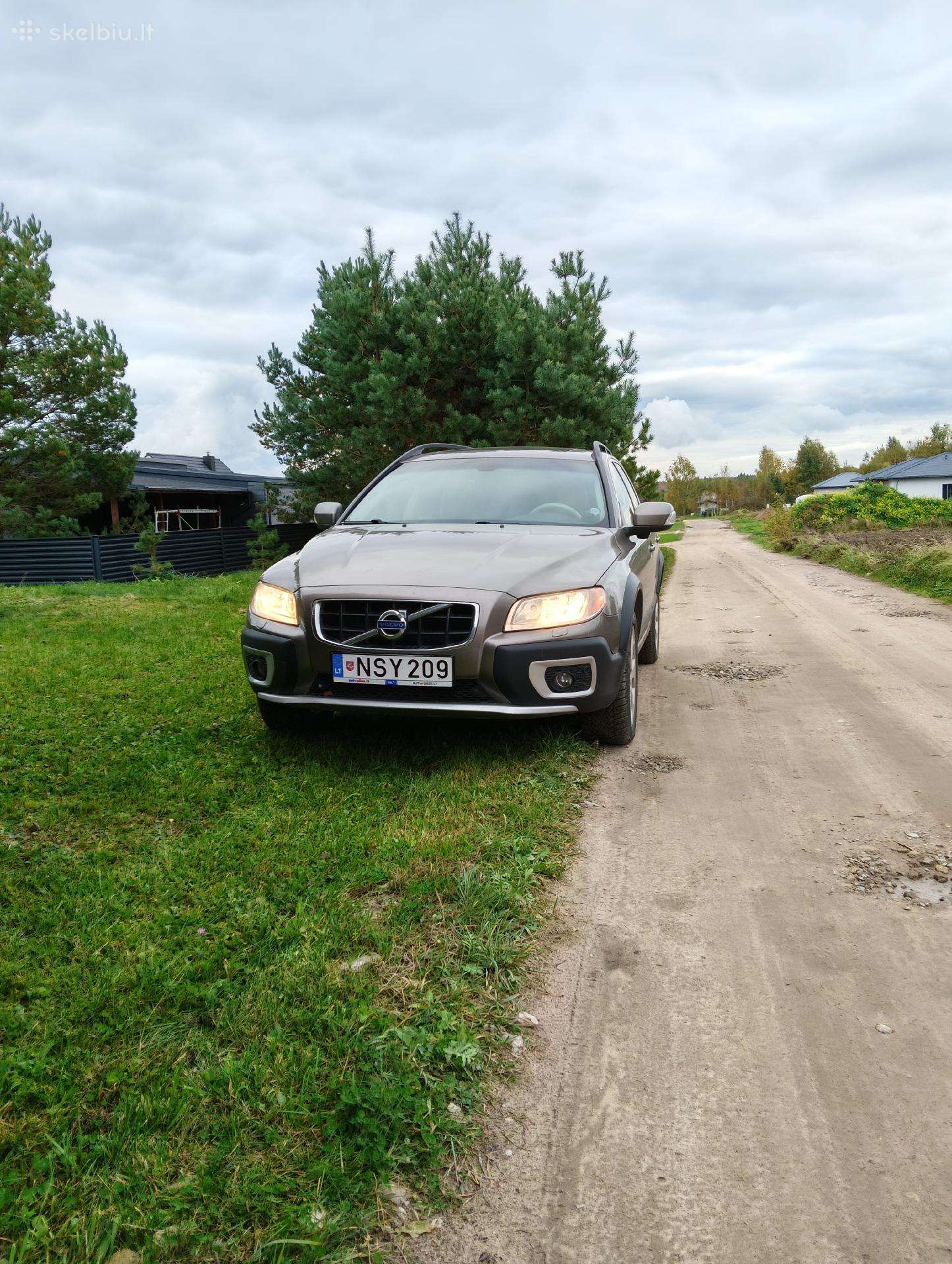 Volvo XC70 2011 — interior