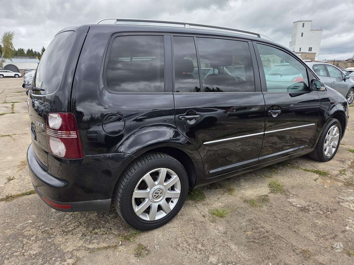 Volkswagen Touran 2008 — салон
