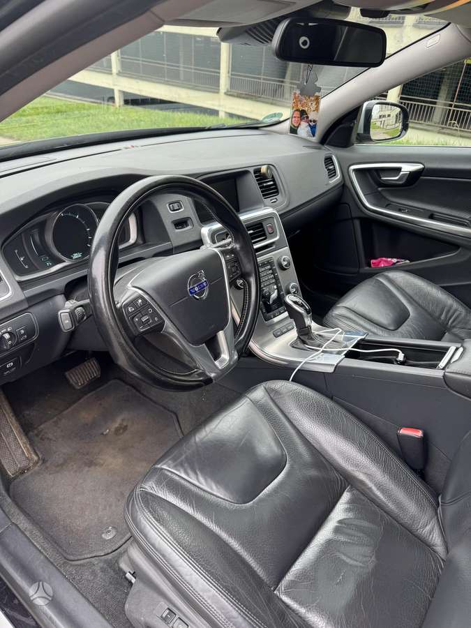 Volvo V60 2013 — салон