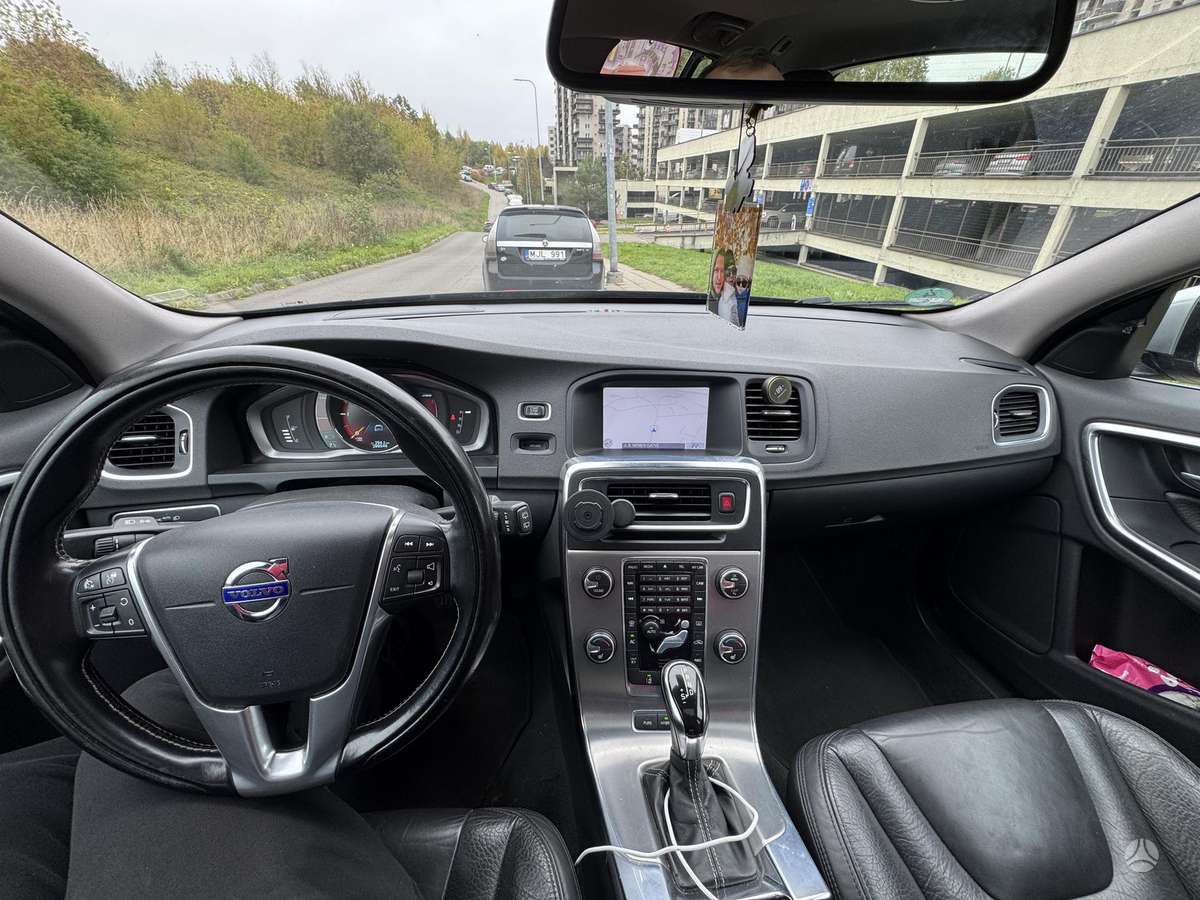 Volvo V60 2013 — двигун 2400 cm³, 215 HP (158kW)