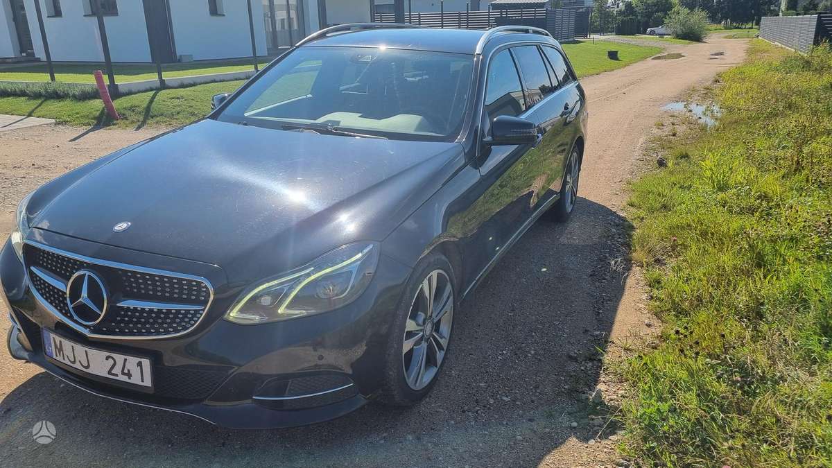Mercedes-Benz E350 2015 — rear view