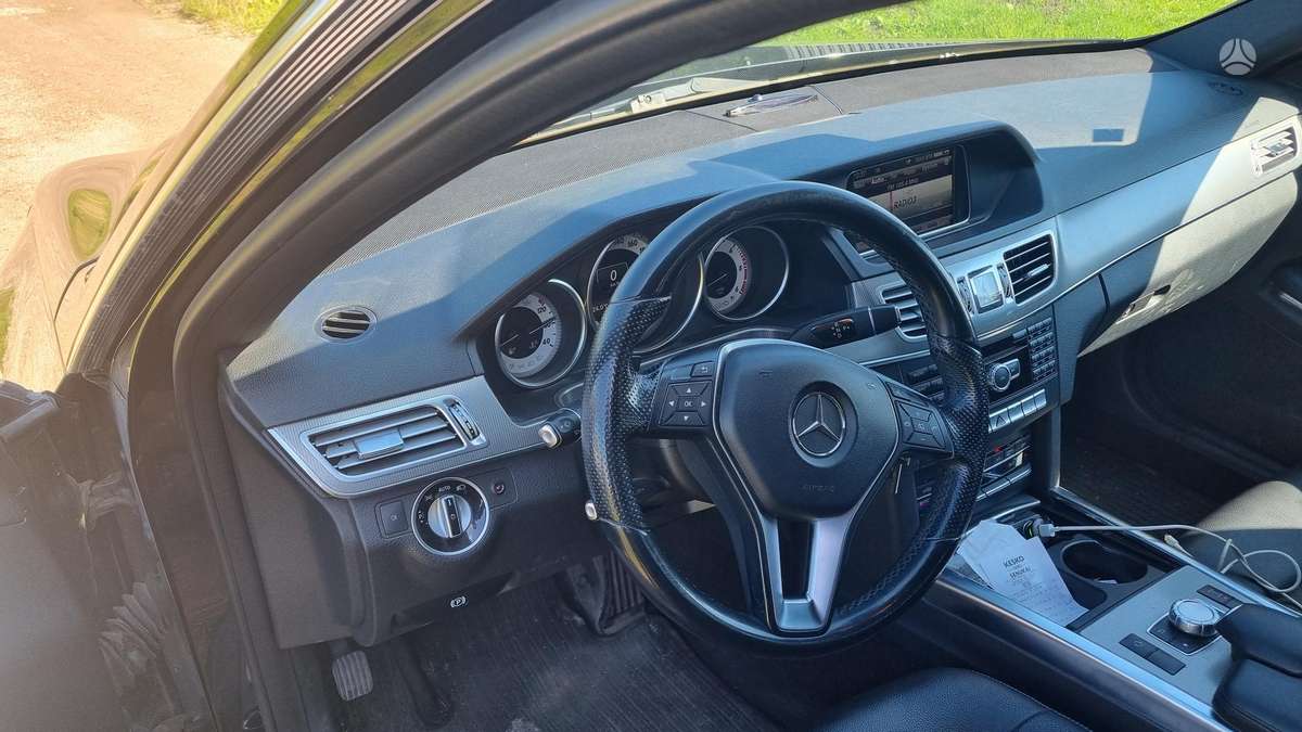 Mercedes-Benz E350 2015 — interior