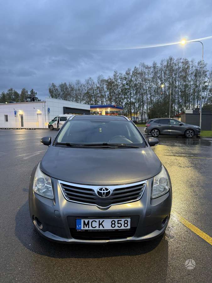 Toyota Avensis 2011 — вигляд ззаду