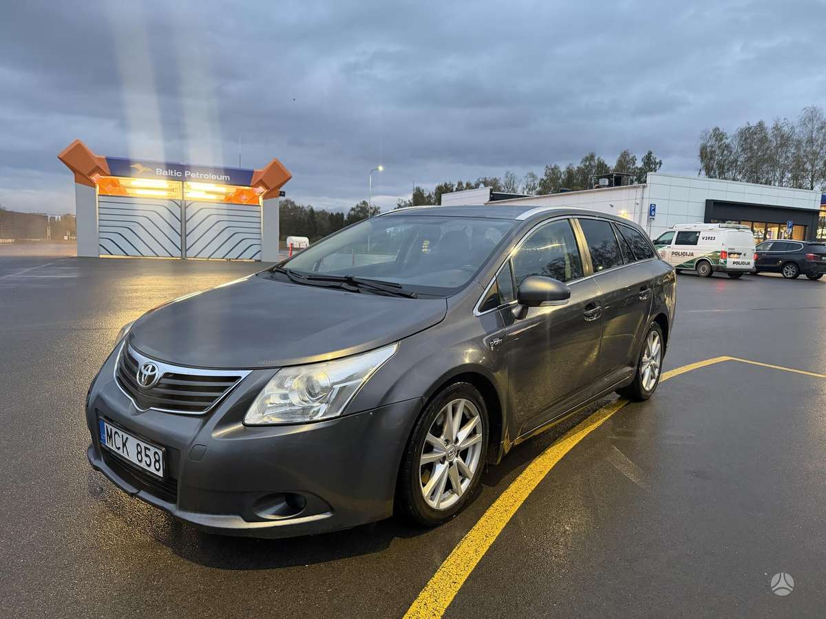 Toyota Avensis 2011 — салон