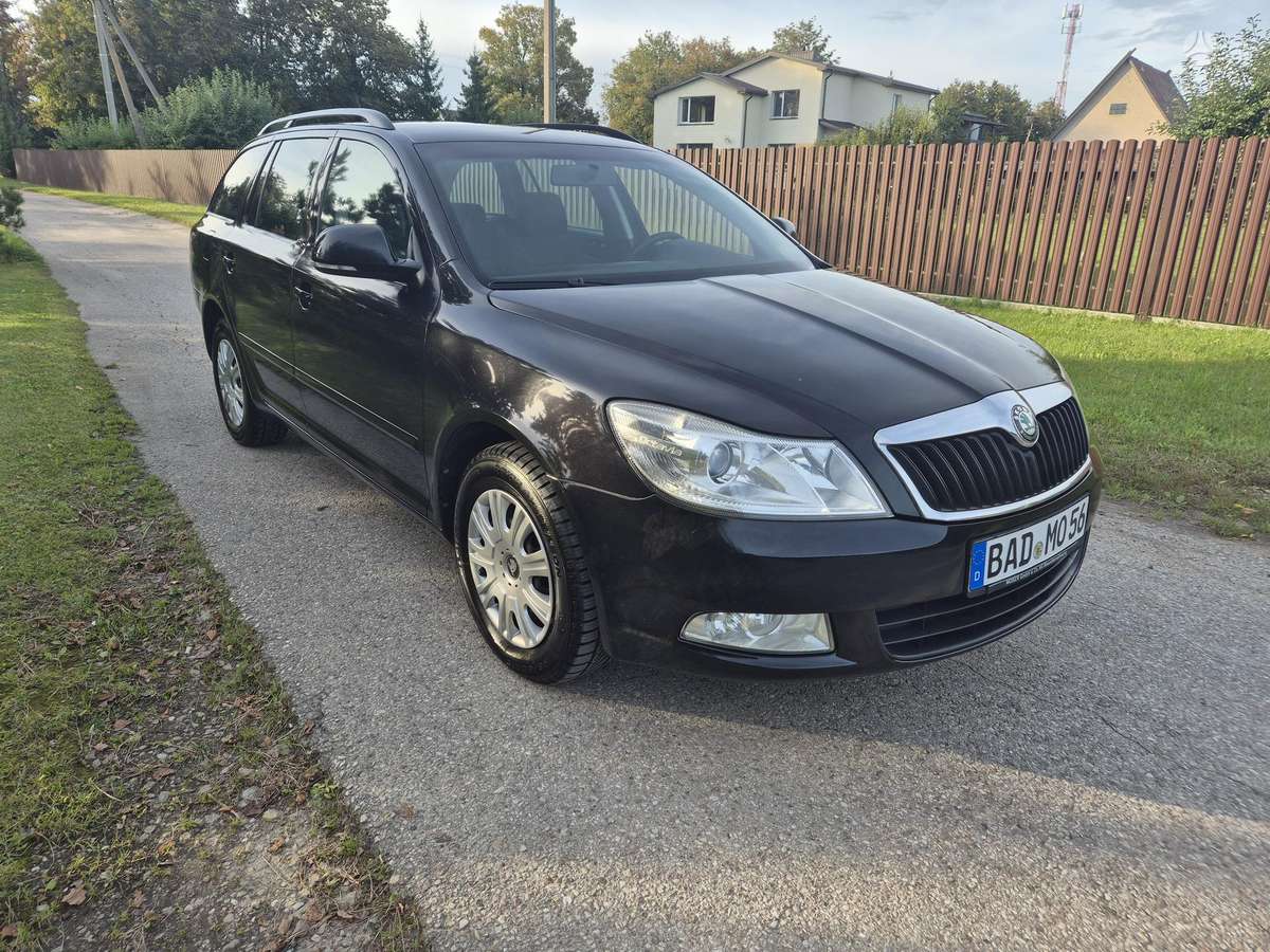 Skoda Octavia 2011 — rear view