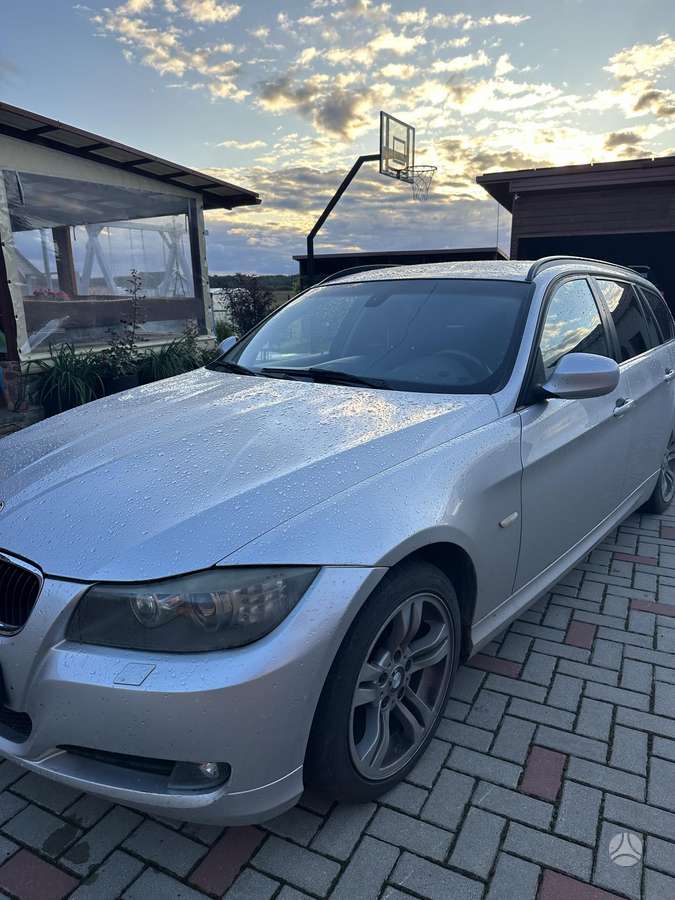 BMW 320 2011 — rear view