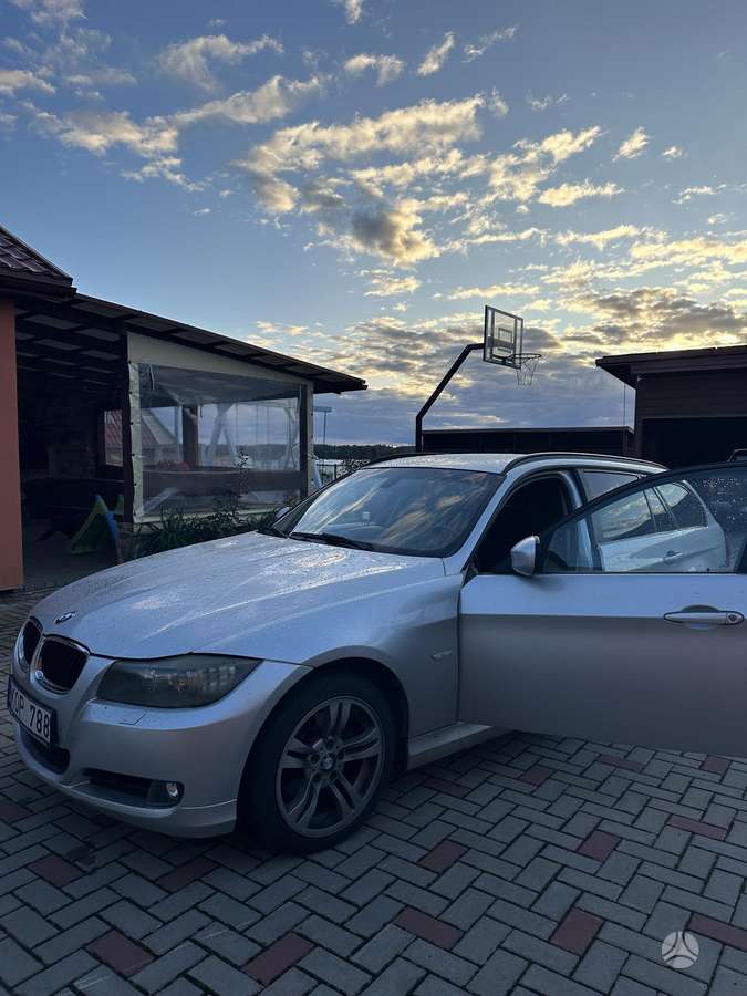 BMW 320 2011 — photo 7