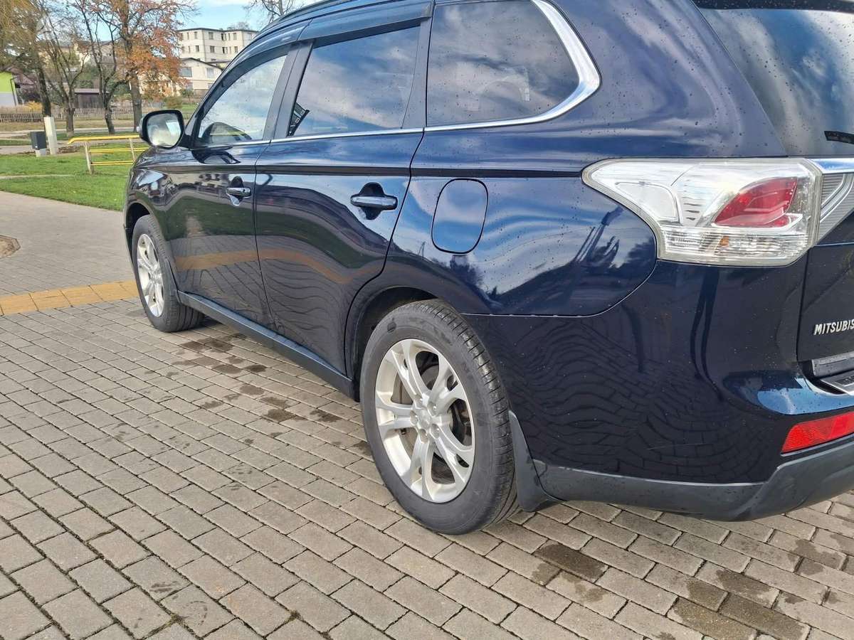 Mitsubishi Outlander 2013 — вигляд ззаду