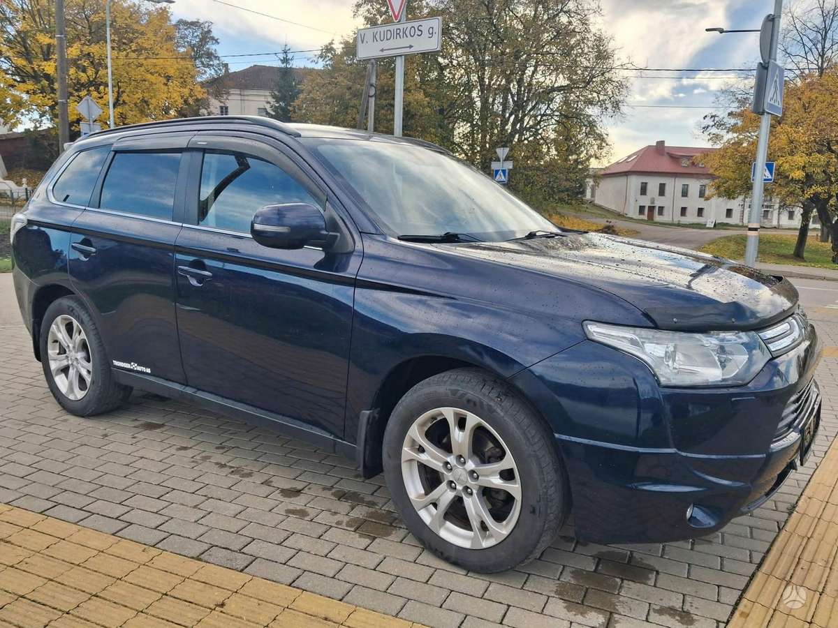 Mitsubishi Outlander 2013 — салон