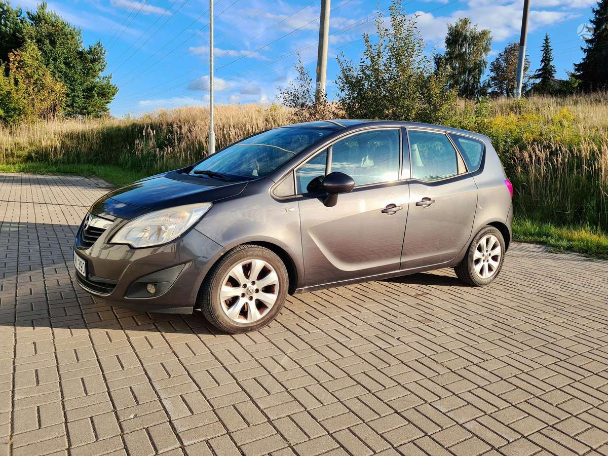 Opel Meriva 2011 — rear view