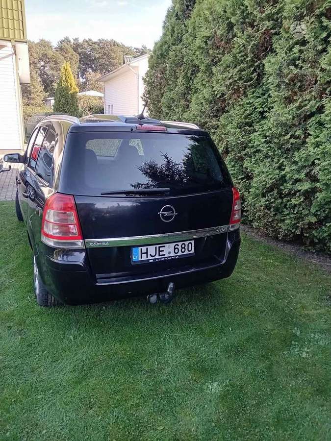 Opel Zafira 2008 — rear view