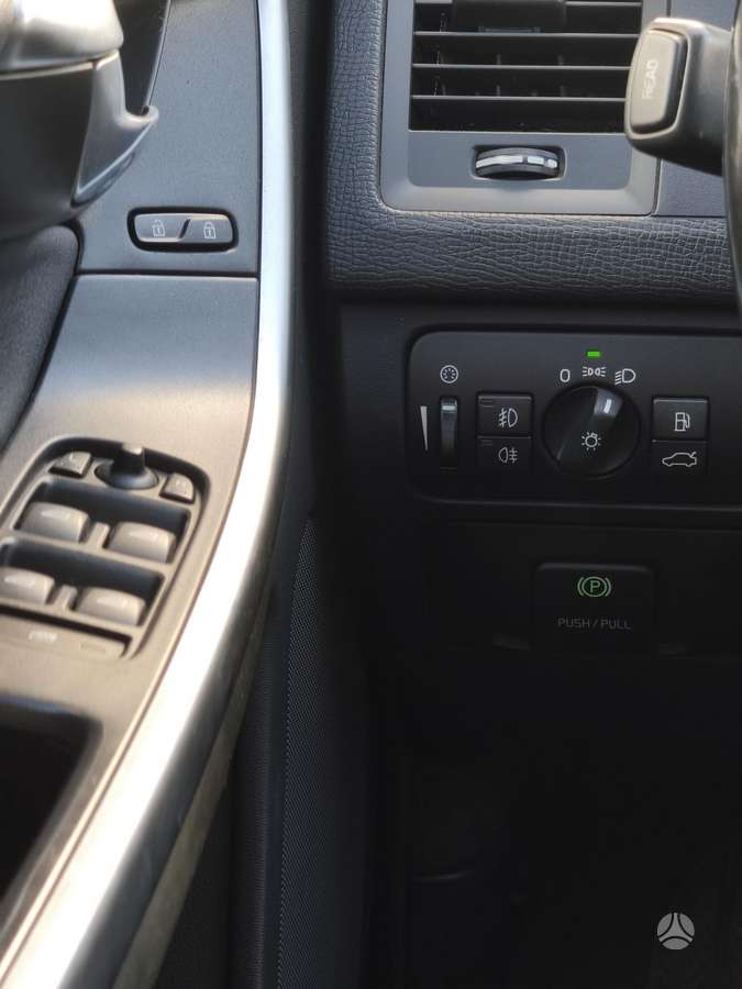 Volvo XC60 2010 — photo 8