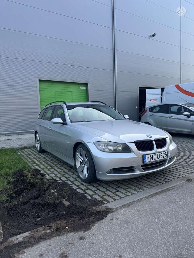 BMW 330 2006 — rear view