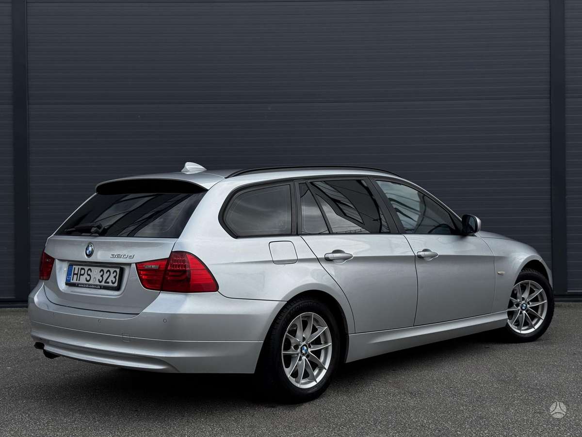 BMW 320 2012 — interior