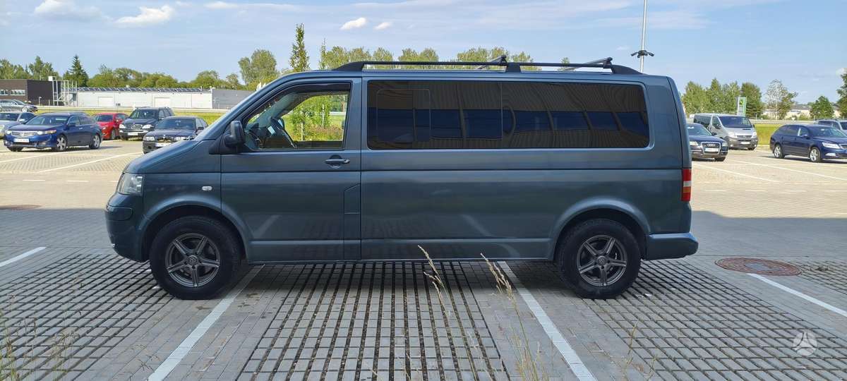 Volkswagen Caravelle 2009 — rear view
