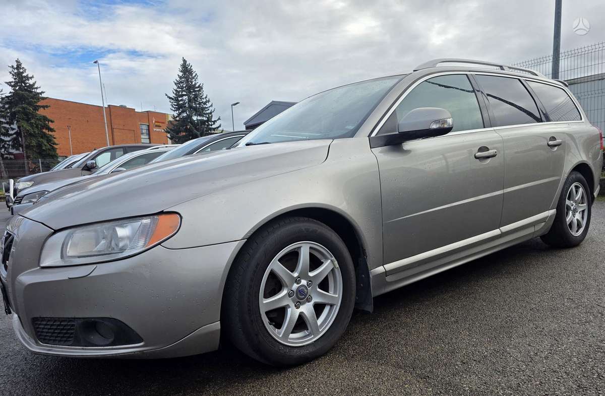 Volvo V70 2010 — вигляд ззаду