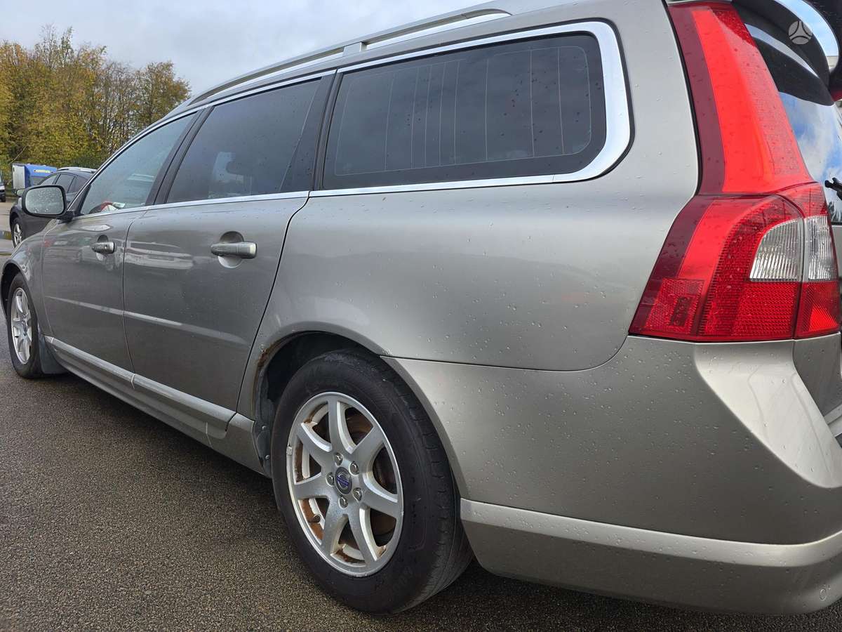 Volvo V70 2010 — салон