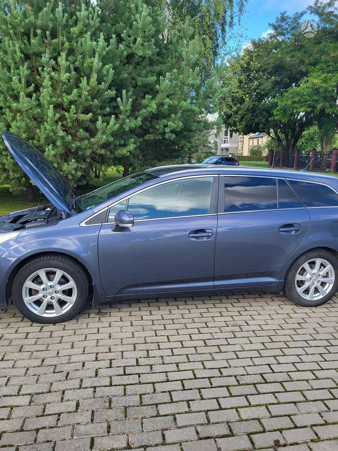Toyota Avensis 2009 — rear view